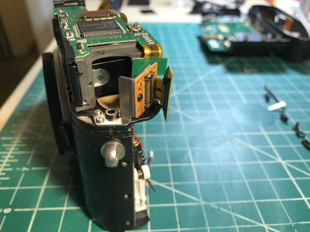 Disconnect the flexcable of the rangefinder
